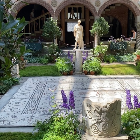 Meet your Posher, Hannah - Picture 1 of 1